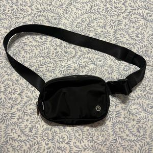 Lulu black belt bag